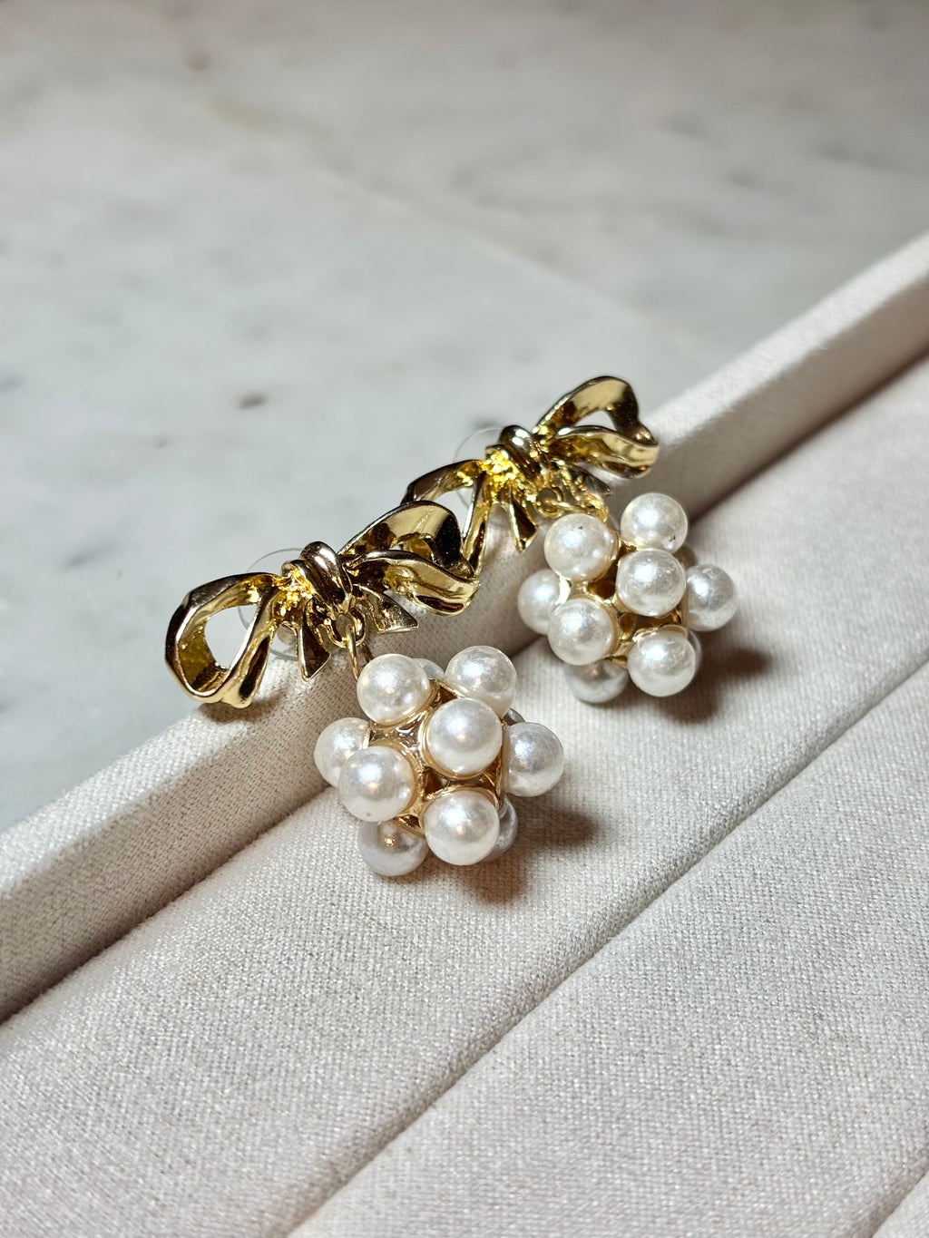 PEARL BOW ÈLAN EARRINGS