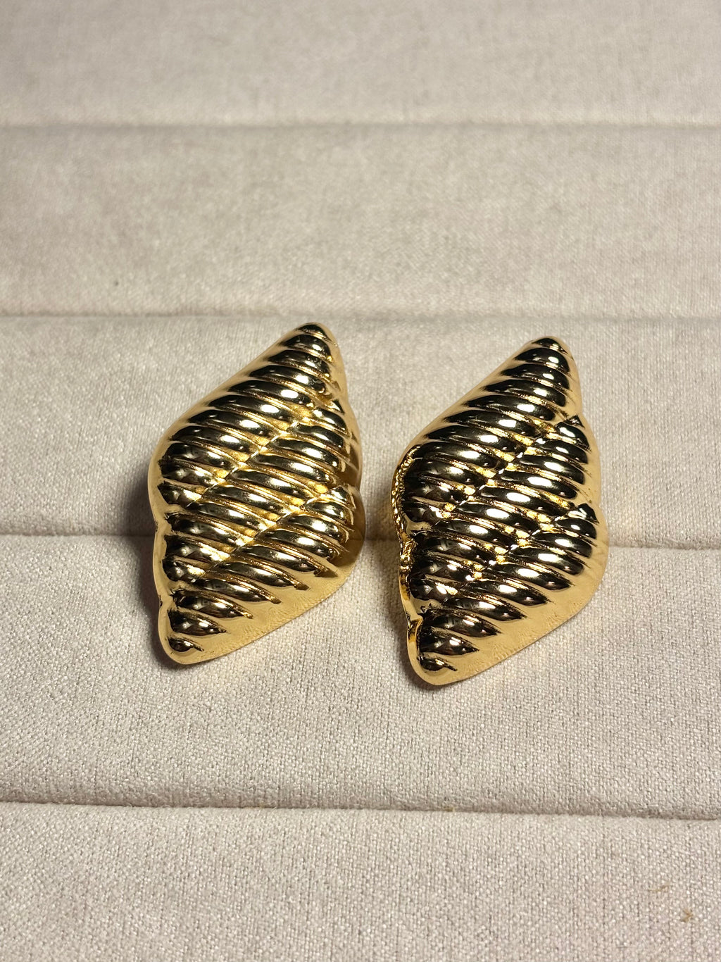 RIBBED SHELL STUDS