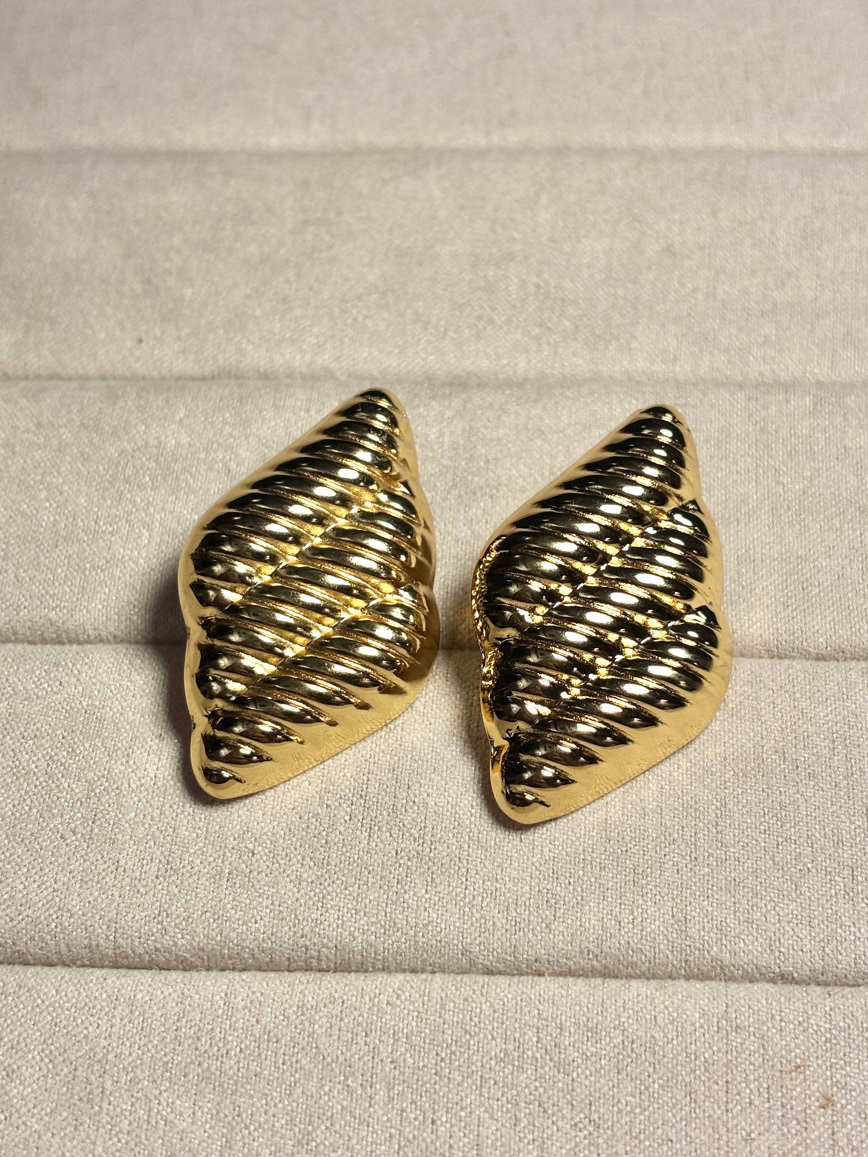 RIBBED SHELL STUDS