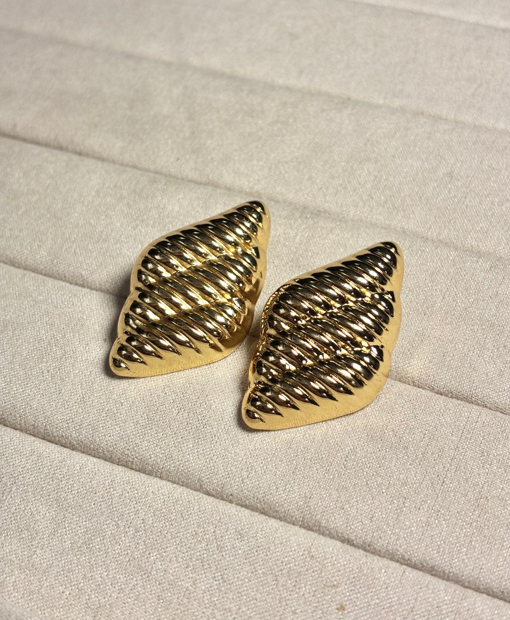 RIBBED SHELL STUDS