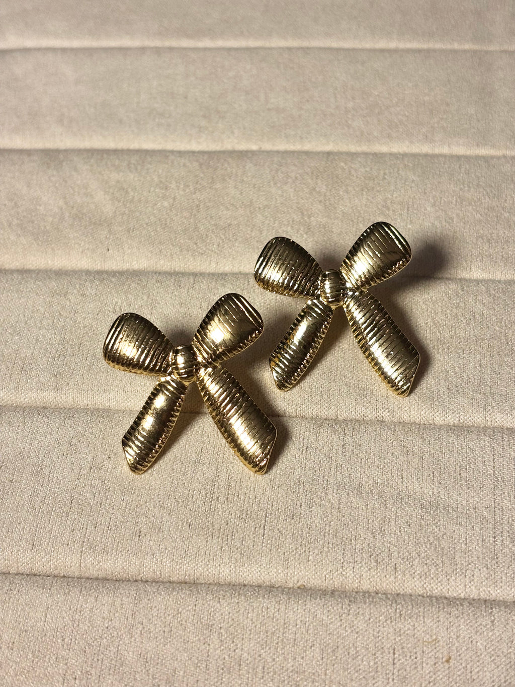RIBBON BOW STUDS