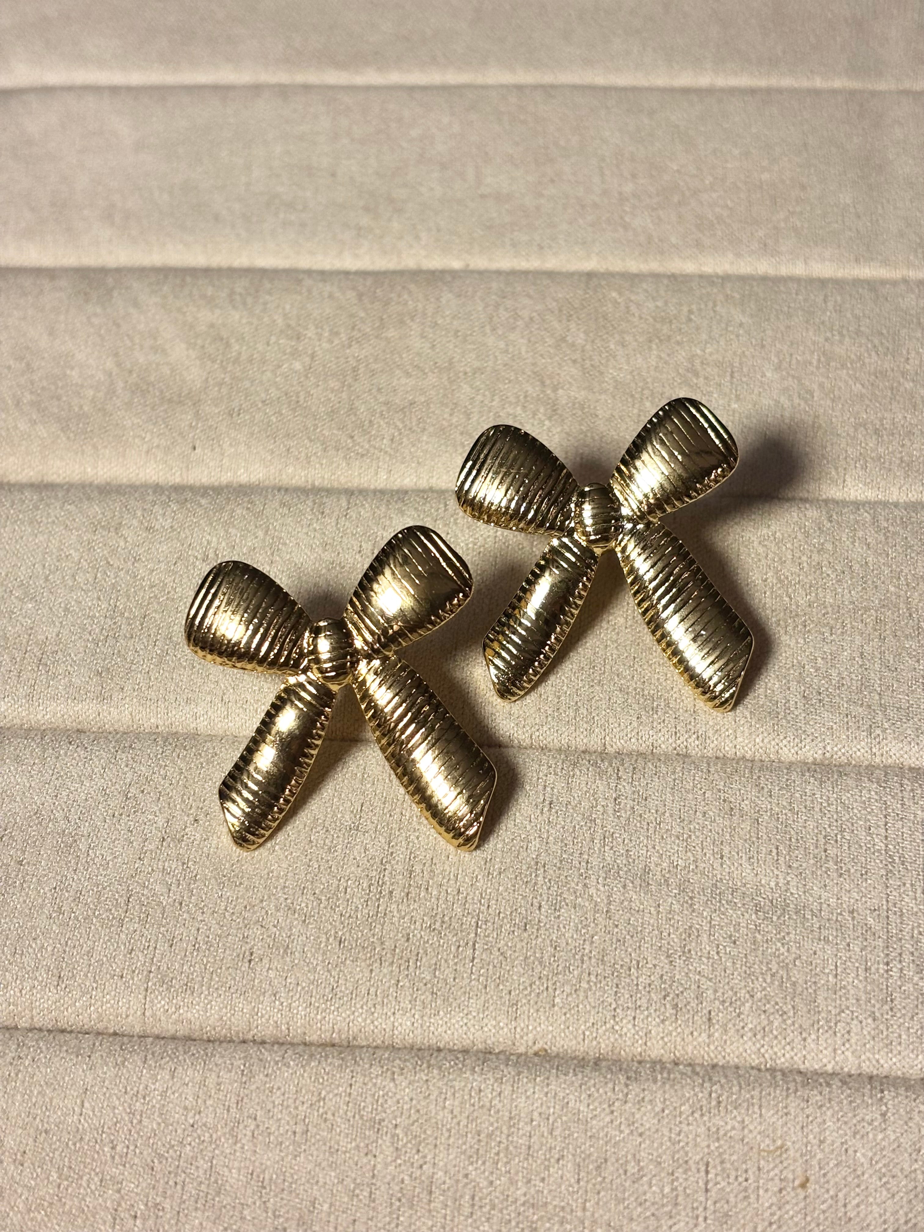 RIBBON BOW STUDS