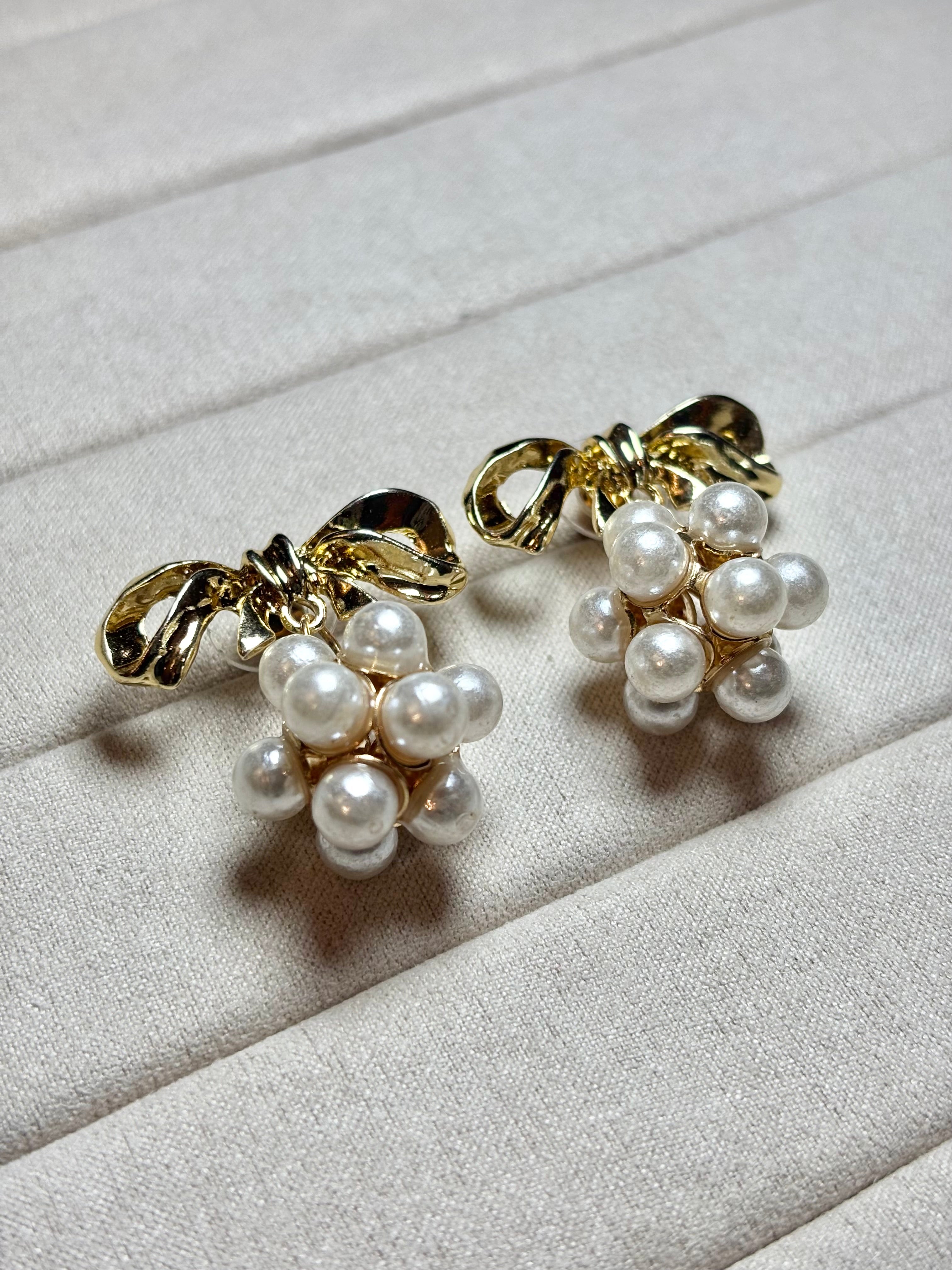 PEARL BOW ÈLAN EARRINGS