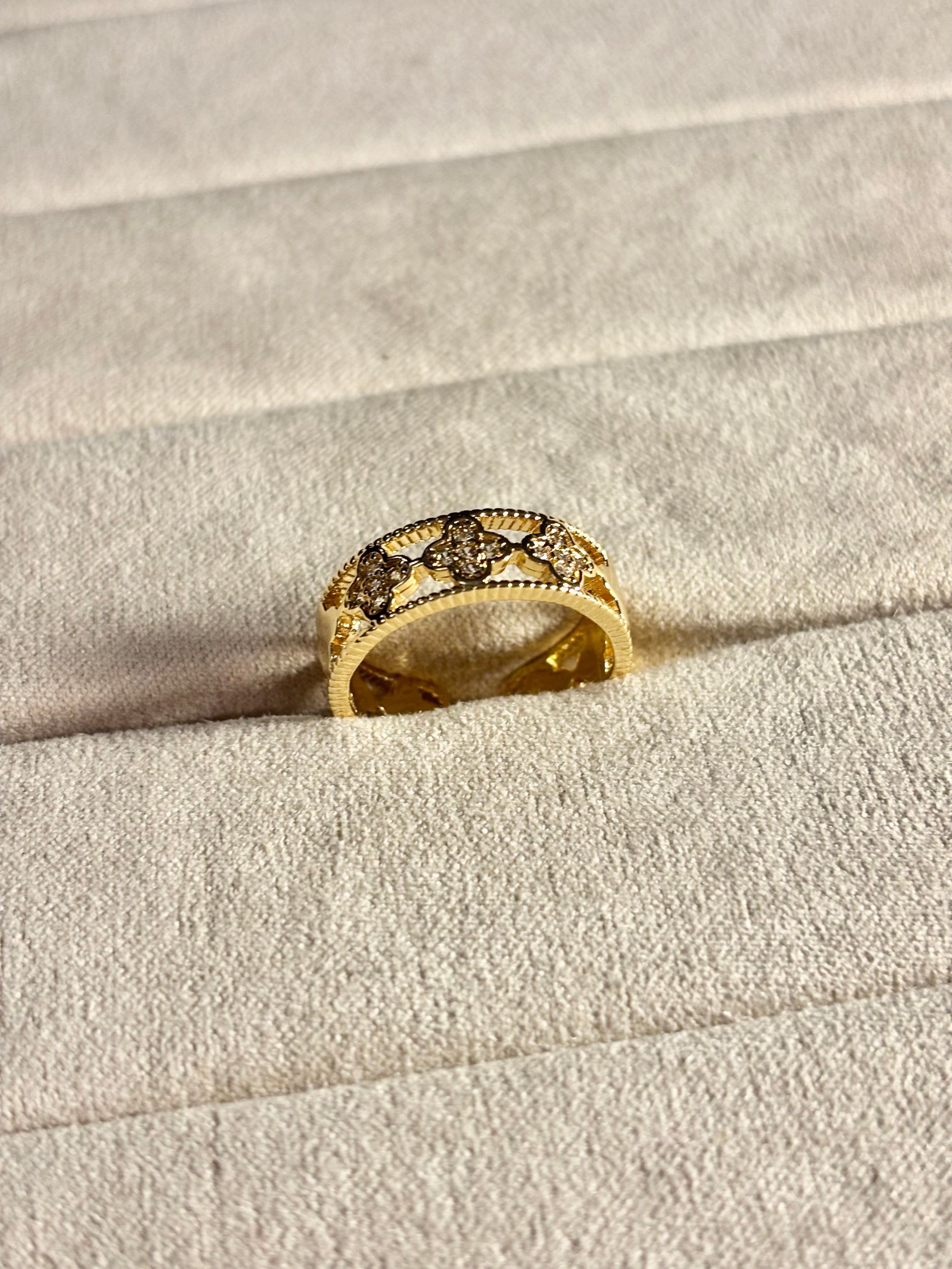 CLOVER BAND RING