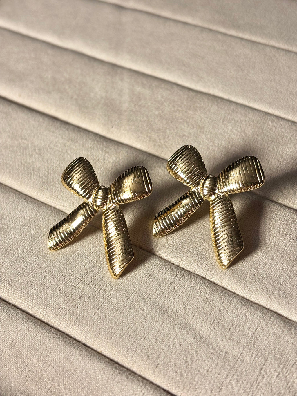RIBBON BOW STUDS