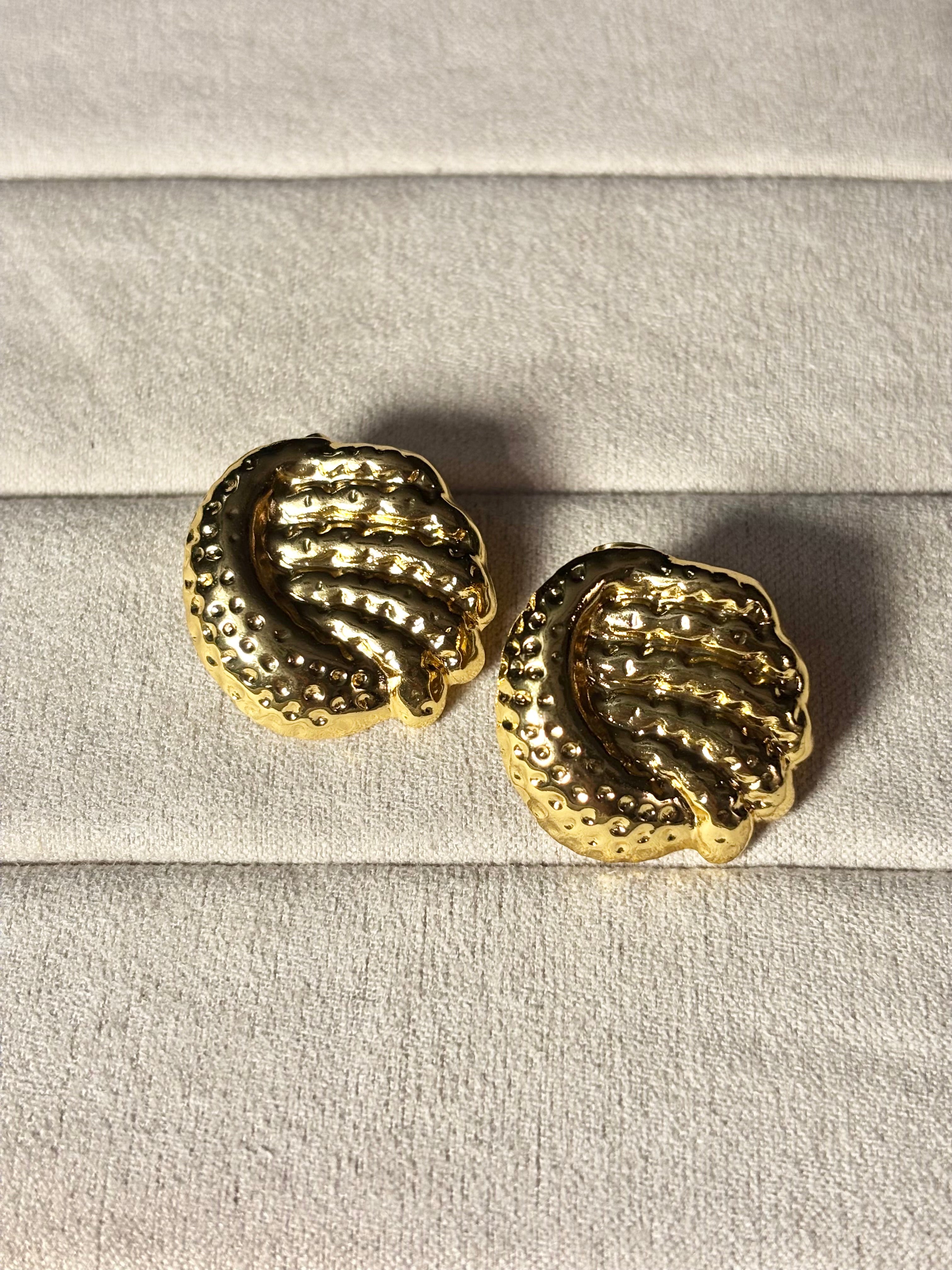 TEXTURED SHELL STUDS