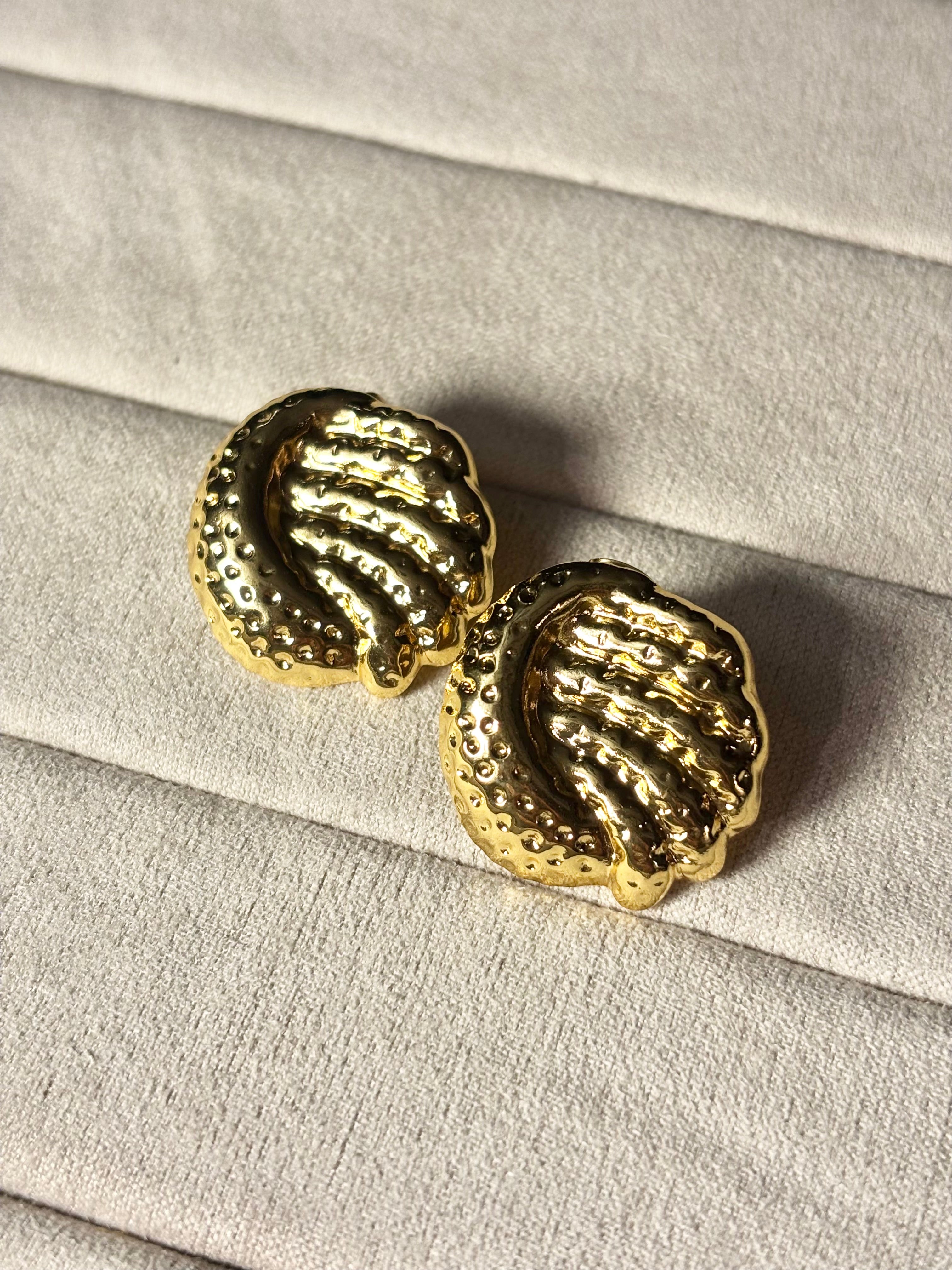 TEXTURED SHELL STUDS
